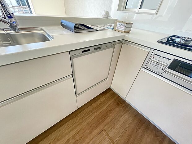 【■食器洗い乾燥機】一回の水の使用量は10L程度ですので、節水効果があります。今まで食器洗いにかかっていた手間を削減することができ、食後の時間にゆとりが生まれます。