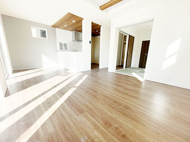 【リビング】続き間に和室もある、広いリビングです。
折り上げ天井が、リビングの開放感をプラスします。