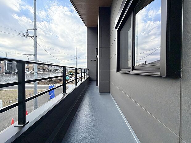 【バルコニー】2部屋に繋がるワイドバルコニーとなります。また、雨の際は浴室乾燥機もございますのでお洗濯物も安心出来そうです。