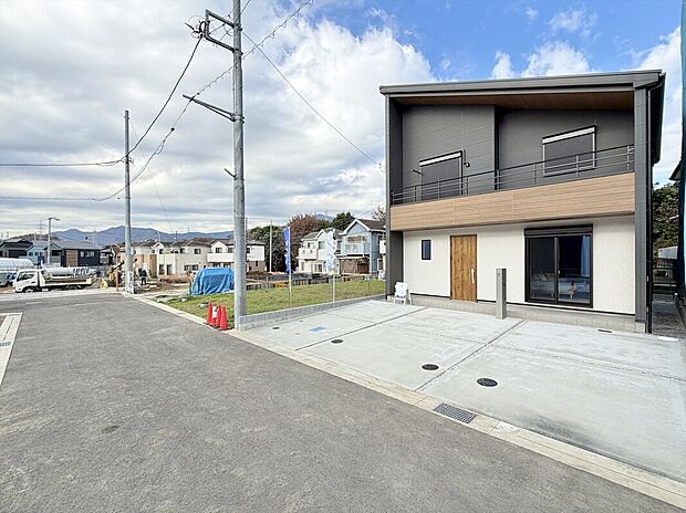 【前面道路含む外観】前面道路は、5.0ｍとなっております。また、並列3台駐車可能なスペースがございますので運転が少し心配な方も落ち着いて駐車することが出来そうです。