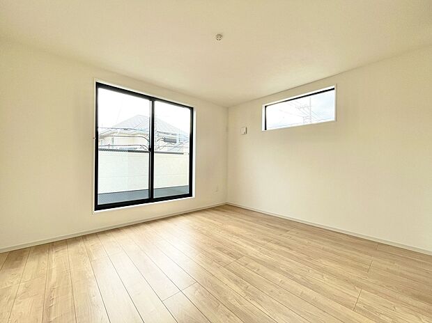 【リビング以外の居室】主寝室はバルコニーに面した明るいお部屋です。