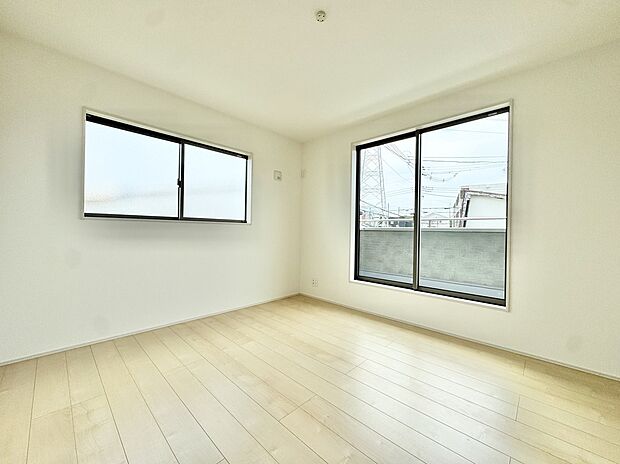 【リビング以外の居室】2階主寝室7帖のお部屋にはワイドはストレージ収納付き◎