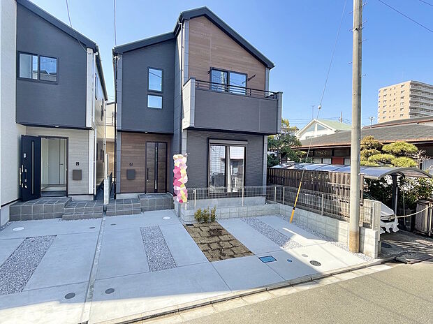 【外観】1号棟 前面道路は比較的交通量が少なく、落ち着いて就社していただけます。 2026/02/15時点