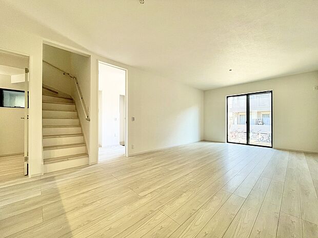 【リビング】2号棟 リビングイン階段のある間取りは、家族の外出や帰宅を把握しやすく、コミュニケーションが増えます◎