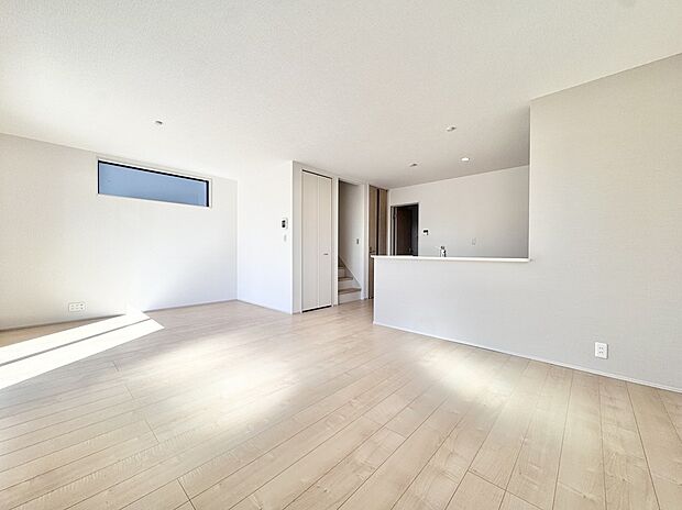 【リビング】2号棟、LDK約18帖の広々とした空間。正方形で家具の配置もしやすいです。まずは一度現地をご覧になってみてください。