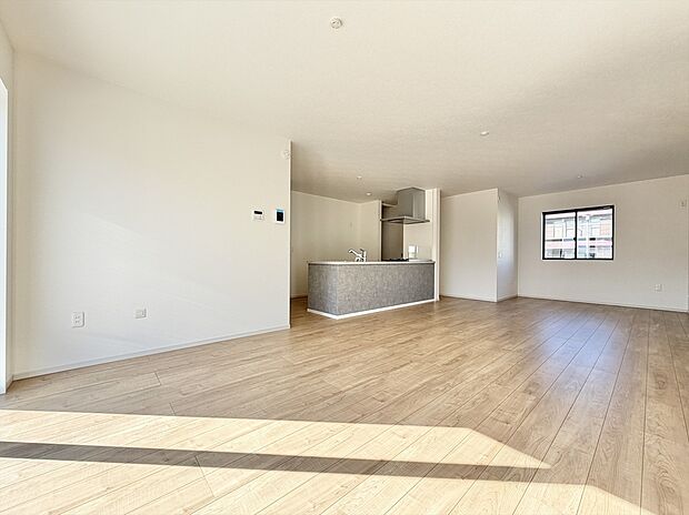 【リビング】2号棟 LDKは約23帖の広々設計。3面採光となっており陽当たりと開放感が良好です。まずは一度ご覧になってみてください。