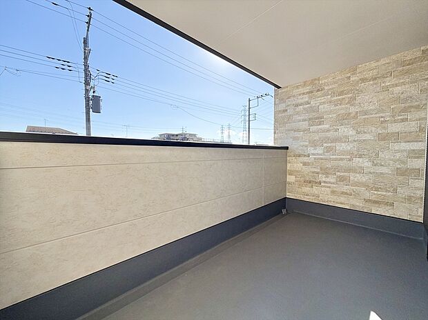 【バルコニー】2号棟 2階の南向きで陽当たり良好のバルコニーはインナーバルコニーとなっており、急な天候にも助かる設計