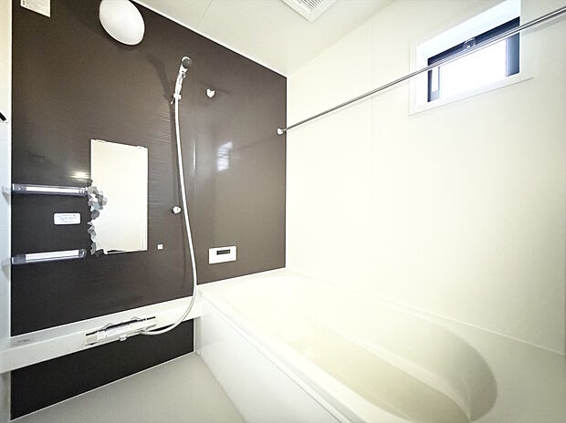 【浴室】2号棟 浴室暖房換気乾燥機付きバスルーム。1坪以上のバスルームで1日の疲れを癒してください。