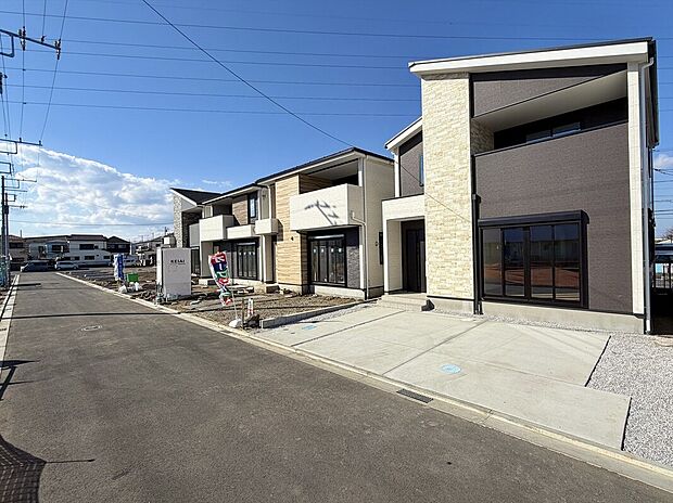 【前面道路を含む外観】2号棟 全棟37坪以上で角地を含む開放的な5棟の新築。小中学校は徒歩15分圏内で生活住環境も良好です。