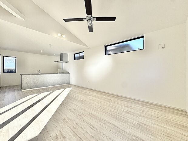 【リビング】※掲載の写真はモデルハウスを撮影したもので、実際の建物とは仕様・間取り・サイズ等が異なる場合があります。詳細は現地またはスタッフまでお問い合わせください。