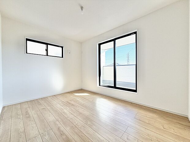 【リビング以外の居室】2号棟 2階約8.5帖の主寝室。キングベッドも置ける広々とした間取り。南向きで陽当たり良好です。