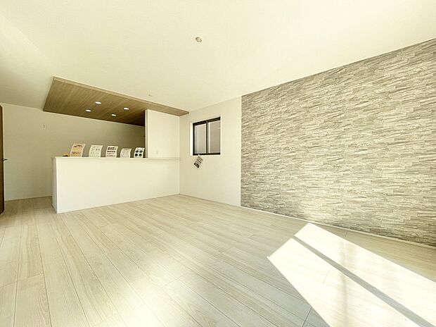 【リビング】2号棟 食事の時間、テレビを囲む時間、何気ない日常のひとときまで、家族の思い出を重ねていける住まいの中心です。