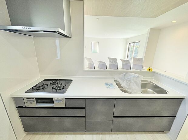 【キッチン】6号棟 料理をしながらリビングにいる家族との会話を楽しめるカウンター。