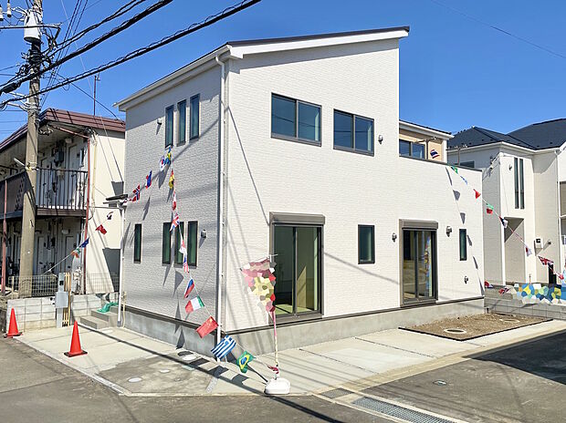 【外観】1号棟 外水栓も備えているため、車や自転車のお手入れ、ガーデニングにも便利です。