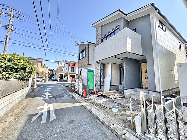 【前面道路含む外観】1号棟 たっぷりの陽光が差し込むLDKは約22.4帖。2026/03/01時点