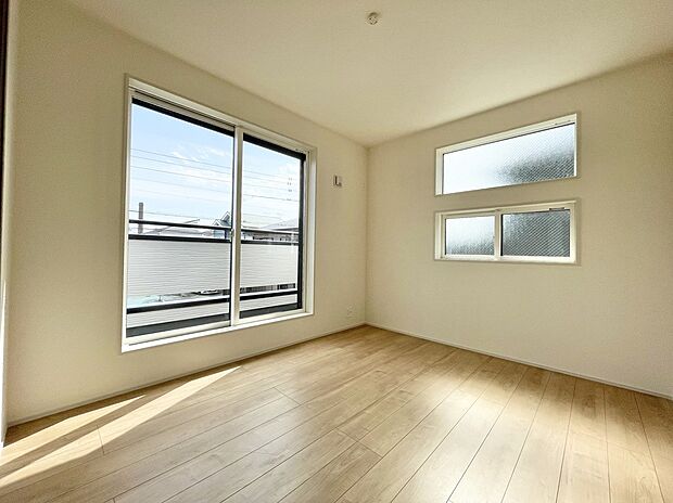 【リビング以外の居室】2号棟 ◆面を強化する耐震構造（筋交いにより横からの力に耐える『耐力壁』
◆Low-E複層ガラス採用で、省エネ・光熱費カットにも貢献します。