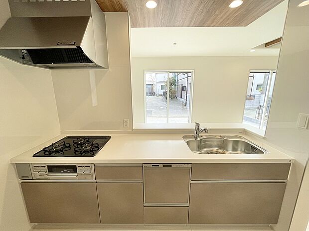 【キッチン】1号棟 キッチンからリビングを見渡すことのできる設計