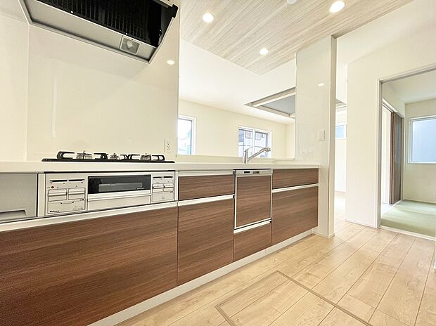 【キッチン】2号棟 広々としたキッチンで調理・収納スペースがございます。