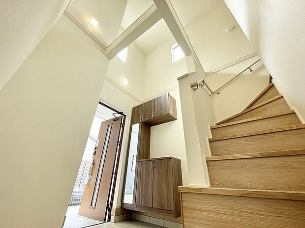 【玄関】2号棟 玄関上部吹抜けのため、開放感もあり、光も入るため明るい玄関です。