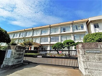 平塚市立浜岳中学校 約840m