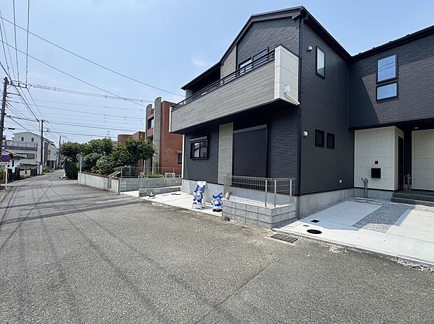 【前面道路を含む外観】前面は比較的交通量の少ない道路となっておりますので、お車の運転が少し心配な方も落ち着いて駐車することが出来そうです。