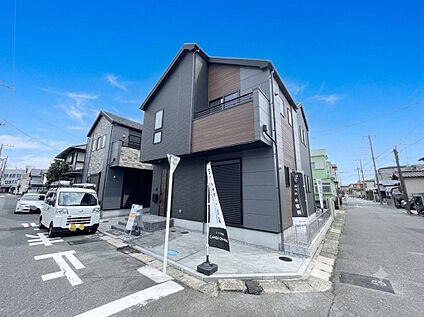 前面道路含む外観