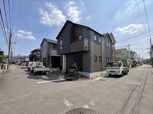【前面道路含む外観】1号棟 北西・北東角地の開放感ある立地◎