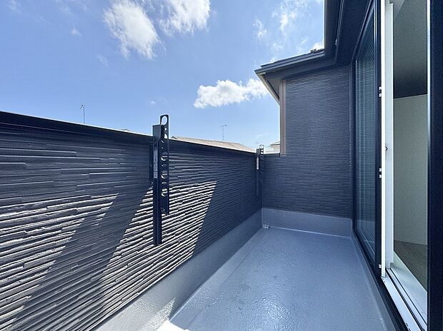 【バルコニー】南面には広々としたワイドなバルコニーを採用しております。雨の際には浴室乾燥機もございますので、お洗濯物も比較的安心出来そうです。