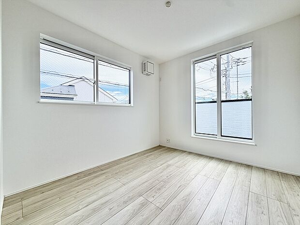 【リビング以外の居室】2階洋室5.2帖のお部屋からば、南向きで陽当たり良好なバルコニーに出ることができます。