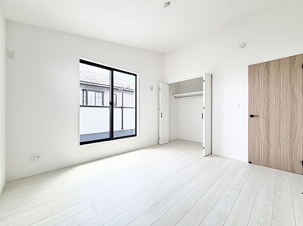 【リビング以外の居室】各部屋には使い勝手の良い収納スペースを確保。生活感を隠してスッキリとした暮らしを実現します。