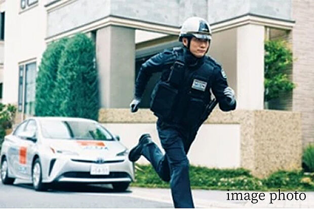 【24時間オンライン セキュリティシステム】センサーが異常を感知すると、セコムに自動で信号を送信。緊急対処員が急行し適切に対応します。