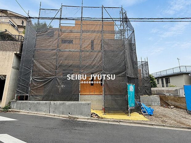 【ゆとりある敷地配置が印象的な、開放感あふれる住まい】販売現地（2026年6月撮影）