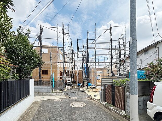 【上石神井駅徒歩5分、落ち着いた住環境に誕生する全2棟】前面道路は約4.0mの私道。周囲は低層住宅が中心の落ち着いた街並みで、車通りも比較的穏やかです。現地では道路幅や駐車動線もご確認いただけます。