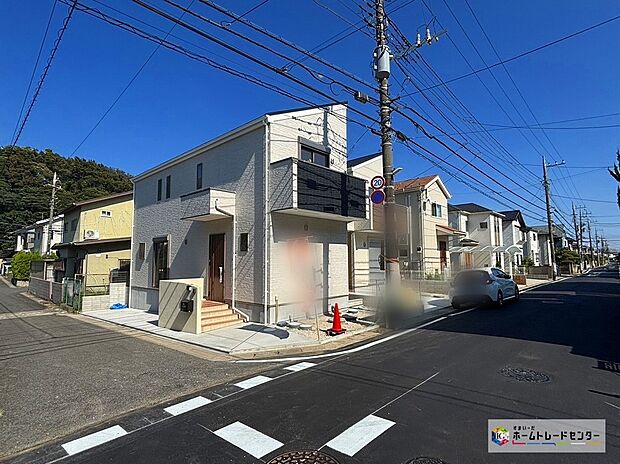 【現地外観写真】
周辺は静かで落ち着いた雰囲気の住宅街です。交通量も少なく、穏やかで快適にお過ごし頂けそうです。子育てファミリーにもおすすめです♪