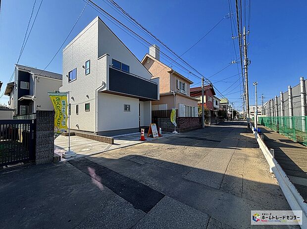 ≪前面道路含む現地写真≫
周辺は交通量の少ない生活道路なので小さなお子様がいても安心です。
2台駐車できるゆとりあるカースペース。
お買物施設が徒歩圏内☆住環境◎