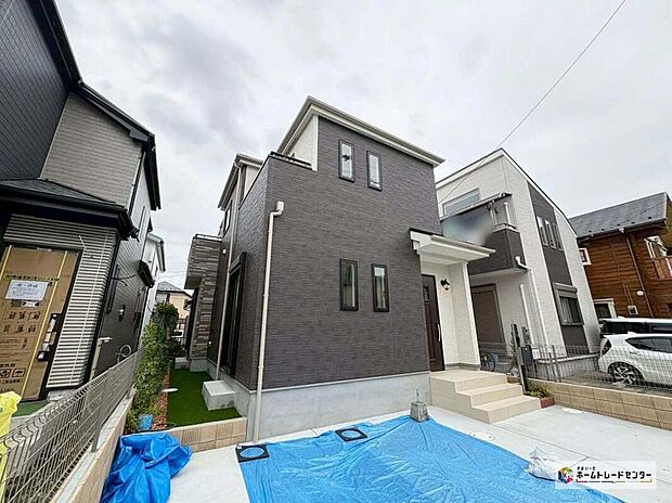 住環境良好な低層住居専用地域に立地。周辺に高い建物がない開放的な立地。光と風が抜ける上質なくつろぐ空間。四季の美しさや緑の潤いが暮らしのアクセントになります。