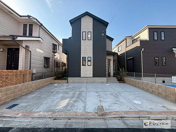 住環境良好な低層住居専用地域に立地。周辺に高い建物がない開放的な立地。光と風が抜ける上質なくつろぐ空間。四季の美しさや緑の潤いが暮らしのアクセントになります。