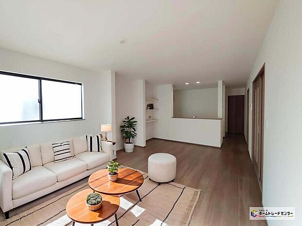 自然光がたっぷり室内に降り注ぎ、居心地のよいリビング。ご家族の楽しい笑い声が聞こえてきそうです♪※こちらはCGで画像を生成したイメージ画像になります。家具などは付いておりません。