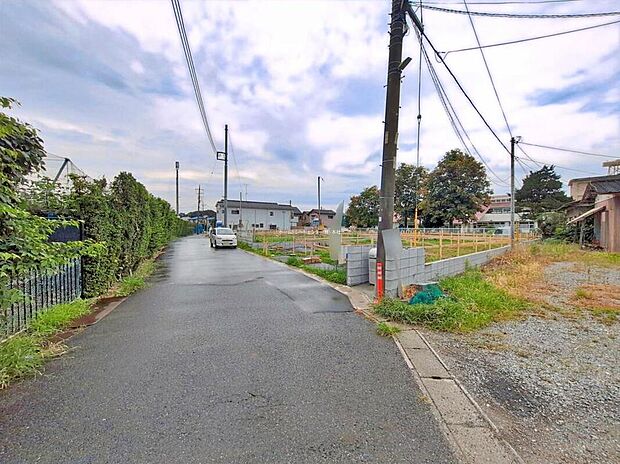 前道が5.4~5.5mあるので、車庫入れが苦手な方でも安心して入れられます♪
車通りも少ないので、小さなお子様がいても安心です!