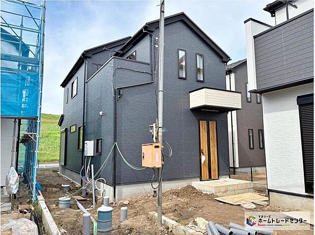 訪れる人を優しく迎える、スタイリッシュな玄関。ガラススリットの入った玄関ドアは室内に光を届けてくれる大事な存在です☆ウッドテイストの玄関ドアがお洒落です。