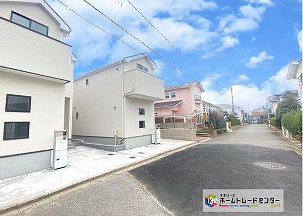 【【前面道路含む現地写真】1.2号棟】こども園、小・中学校が徒歩5分圏内にある、お子様も安心の住環境!商業施設も多数あり、徒歩9分圏内で生活に必要なお店が全て揃っています♪