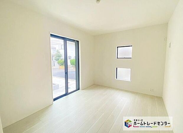 【リビング以外の居室】各居室や廊下など、室内各所に収納スペースが充実した住まい。ご家族が集う空間と、個の時間を大切にする居室をしっかり分け合えるプラン♪