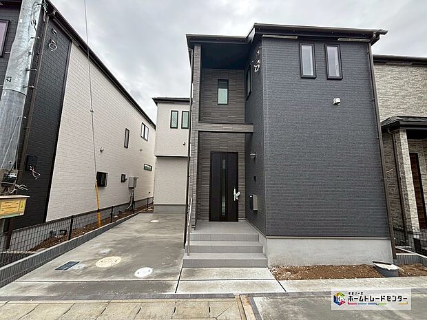 【現地外観写真】スタイリッシュな外観に広々としたLDK！扉を開ければ居心地の良い豊かな空間が広がります。暮らしを豊かにサポートする充実の設備。明るく開放的なLDK。魅力が詰まったお住まいです！