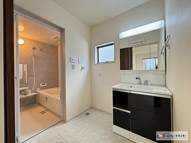 【洗面脱衣室】明るく清潔感溢れるサニタリースペース。毎日使う場所だからこそ、快適な空間となっております。散らかりがちな洗面所も三面鏡うしろの収納でスッキリ!