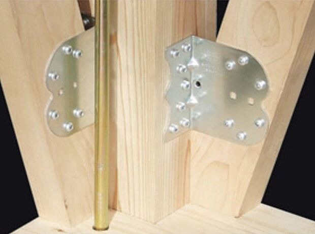 【見えない部分で耐震・耐久性を高める「耐震金物」】基礎・土台・柱など接合部ごとに適材適所な耐震金具を選び、構造体をしっかりと緊結します。表からは見えない部分にこだわることで、地震による揺れから建物のゆがみや倒壊を防ぎ、住まい全体の耐久性を高めています。