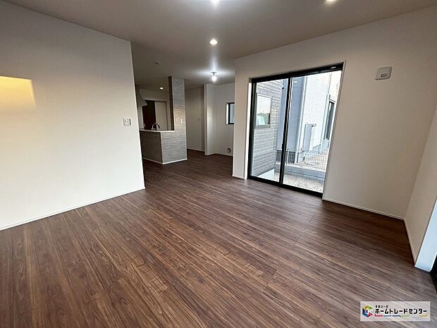 【リビング】【３号棟】陽当りの良いリビングは明るく風通しの良い２面採光。どこにいてもご家族の様子が感じられ、安心さと心地よさを実現した快適空間。ご家族それぞれが心地よく過ごせます。