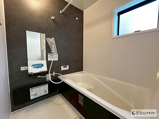 【浴室】【３号棟】毎日の疲れを癒す浴室は１坪タイプです。
足を伸ばしてゆっくりとくつろげます。一日の疲れを洗い流せるような憩いの空間となっております。