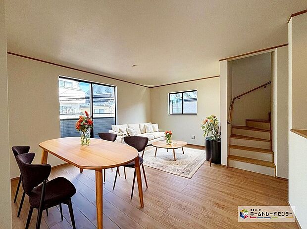 【リビング】自然光がたっぷり室内に降り注ぎ、居心地のよいリビング。ご家族の楽しい笑い声が聞こえてきそうです。(B号棟)
※こちらはCGで画像を生成したイメージ画像になります。家具などは付いておりません。