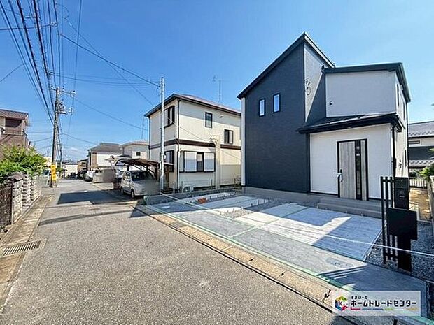 【前面道路含む現地写真】整形地に快適な空間をづくりを工夫した邸宅です☆家族分の自転車を駐輪したり、来客用の駐車スペースとしてもお使いいただけます。