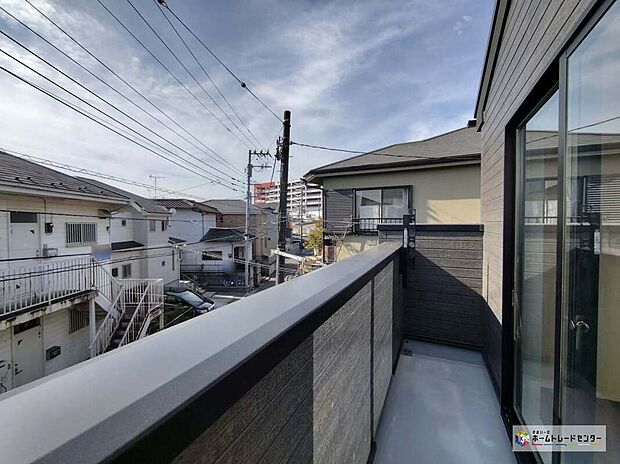 【バルコニー】南側に配されたバルコニーは暖かい陽光たっぷり降りそそぎ、洗濯や布団干しも快適です♪